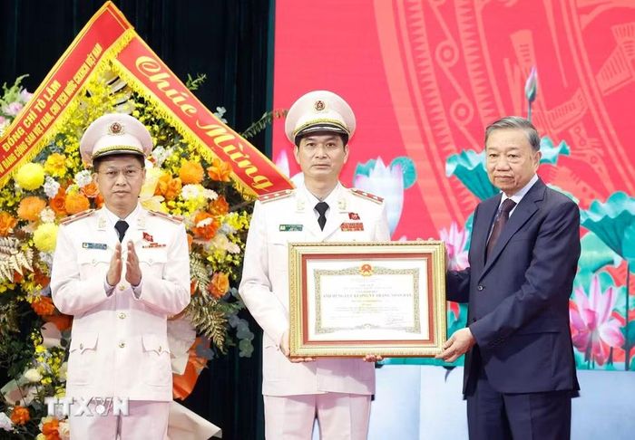 Tổng Bí thư, Chủ tịch nước Tô Lâm trao Danh hiệu Anh hùng Lực lượng vũ trang nhân dân tặng Học viện An ninh nhân dân. (Ảnh: Thống Nhất/TTXVN)