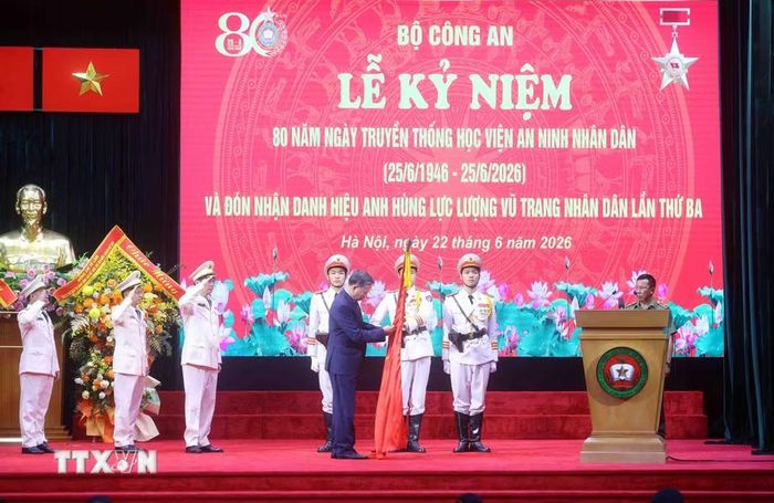 Tổng Bí thư, Chủ tịch nước Tô Lâm trao Danh hiệu Anh hùng Lực lượng vũ trang nhân dân tặng Học viện An ninh nhân dân. (Ảnh: Phạm Kiên/TTXVN)