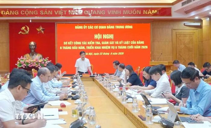 Đồng chí Nguyễn Quang Trường, Phó Bí thư Đảng ủy, Chủ nhiệm Ủy ban Kiểm tra Đảng ủy các cơ quan Đảng Trung ương chủ trì hội nghị. (Ảnh: Phương Hoa/TTXVN)