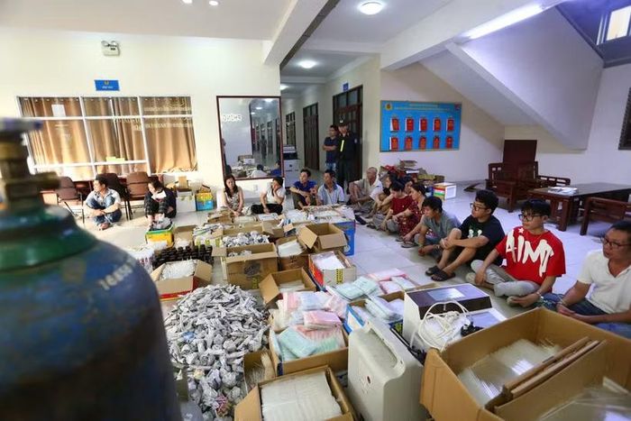 Công an Thành phố Hồ Chí Minh khởi tố 12 đối tượng liên quan đến đường dây này với các tội danh "Mua bán trái phép chất ma túy" và "Sản xuất, tàng trữ, vận chuyển hoặc mua bán phương tiện, dụng cụ dùng vào việc sử dụng trái phép chất ma túy". (Ảnh: PV/Vietnam+)