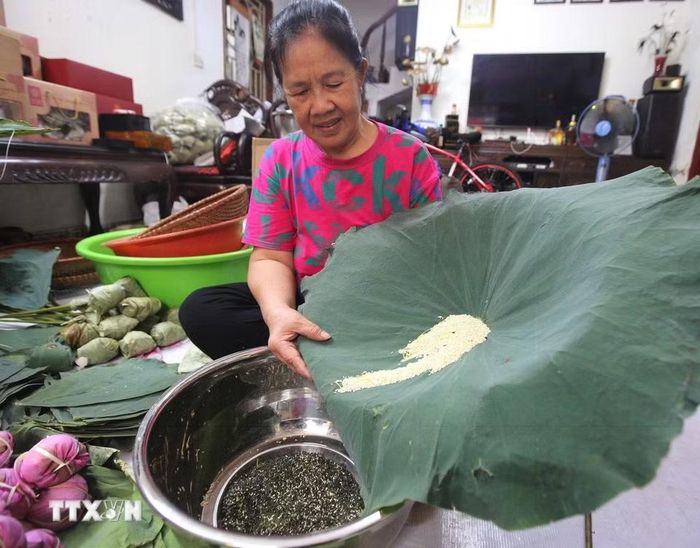 Ướp trà là công đoạn “then chốt” của nghề ướp sen truyền thống. (Ảnh: Khánh Hòa/TTXVN)