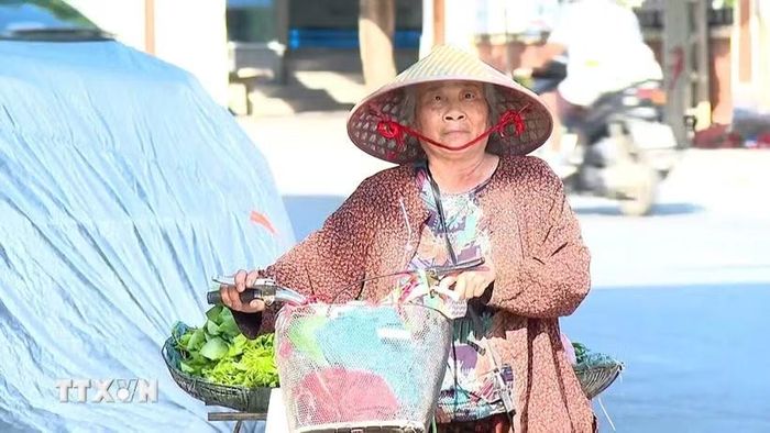 Người dân mưu sinh dưới trời nắng nóng. (Ảnh: Tuấn Anh/TTXVN)