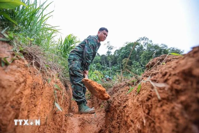 Các thành viên Đội Tìm kiếm, quy tập hài cốt liệt sỹ Tuyên Quang tiến hành tìm kiếm tại khu vực nghi có hài cốt liệt sỹ tại xã Minh Tân. (Ảnh: Hoàng Hiếu/TTXVN)