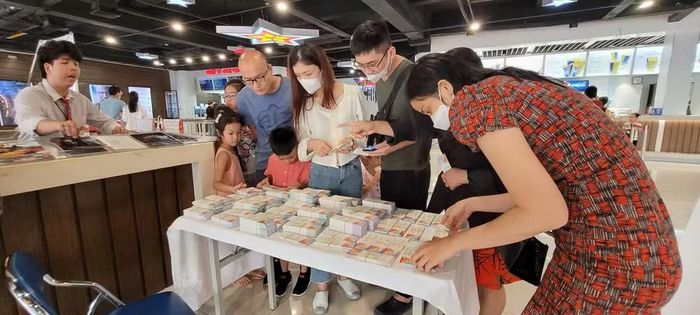Khán giả lựa vé phim (phát miễn phí) tại Liên hoan phim Quốc tế Hà Nội năm 2024. (Ảnh: Minh Anh/Vietnam+)