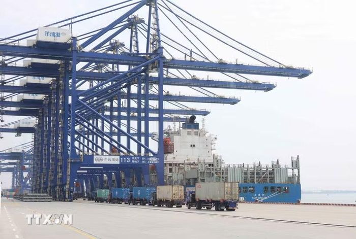 Hoạt động xuất nhập khẩu tại cảng Dương Phố, Hải Nam (Trung Quốc). (Ảnh: Công Tuyên/TTXVN)
