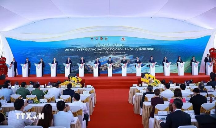 Thủ tướng Lê Minh Hưng và các đại biểu khởi công Dự án tuyến đường sắt tốc độ cao Hà Nội-Quảng Ninh hồi tháng 4/2026. (Ảnh: Dương Giang/TTXVN)