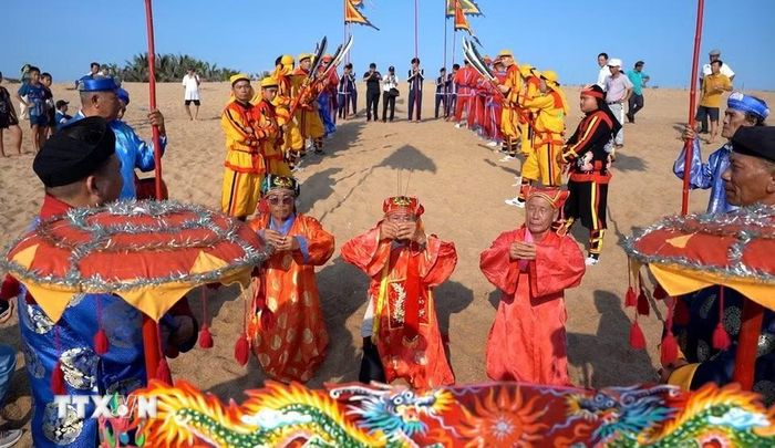 Ngư dân làng biển tham gia Lễ hội Cầu ngư với mong ước mưa thuận gió hòa, vụ mùa bội thu. (Ảnh: Tường Quân/TTXVN)