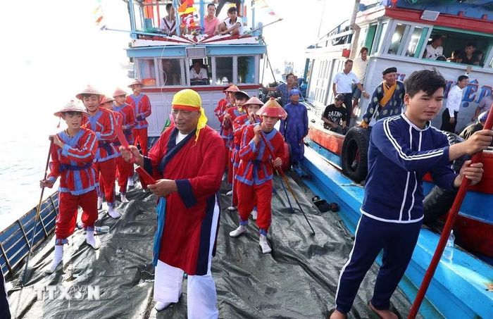 Ngư dân thực hiện các nghi lễ truyền thống trong Lễ hội Cầu ngư trên biển. (Ảnh: Tường Quân/TTXVN)