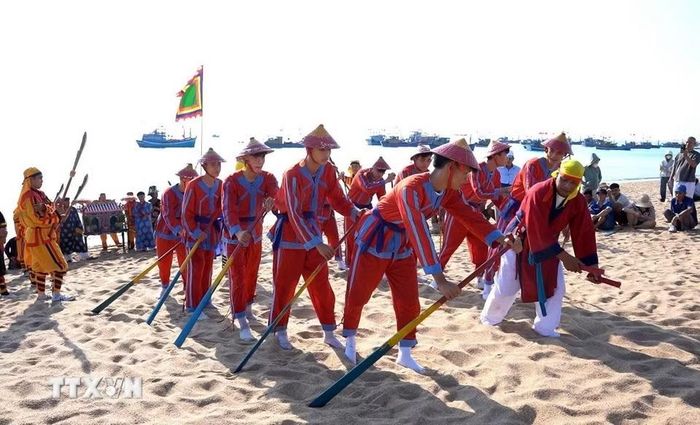Nghi thức truyền thống đặc sắc trong Lễ hội Cầu ngư. (Ảnh: Tường Quân/TTXVN)