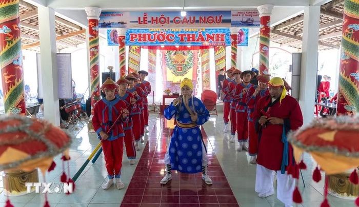 Hát tuồng truyền thống trong Lễ hội Cầu ngư tại Lăng Ông thuộc khu phố Phú Thọ 1, phường Hòa Hiệp. (Ảnh: Tường Quân/TTXVN)
