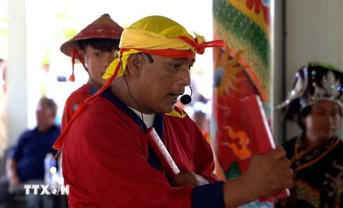 Ngư dân phường Hòa Hiệp thực hiện các nghi thức trong Lễ hội Cầu ngư. (Ảnh: Tường Quân/TTXVN)