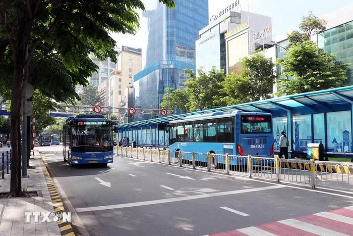 Thành phố Hồ Chí Minh hiện có 2.432 phương tiện xe buýt đang hoạt động, trong đó có 1.649 xe buýt sử dụng điện và năng lượng xanh, chiếm 67,8% tổng số phương tiện. (Ảnh: Tiến Lực/TTXVN)