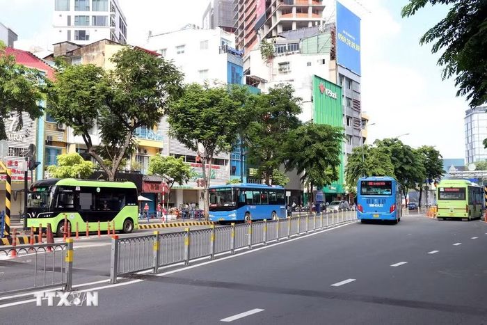 Xe buýt hoạt động tấp nập tại Trạm trung chuyển trên đường Hàm Nghi. (Ảnh: Tiến Lực/TTXVN)