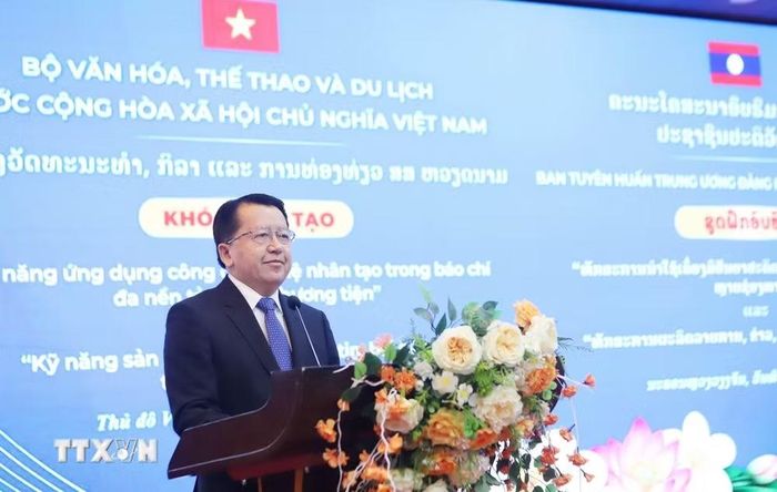 Đồng chí Vansi Kuamoua, Ủy viên Ban Chấp hành Trung ương Đảng, Phó Trưởng Ban Tuyên huấn Trung ương Đảng Nhân dân Cách mạng Lào, phát biểu khai mạc Khóa bồi dưỡng nghiệp vụ chuyên sâu dành cho đội ngũ nhà báo, cán bộ truyền thông của Lào. (Ảnh: Xuân Tú/TTXVN)