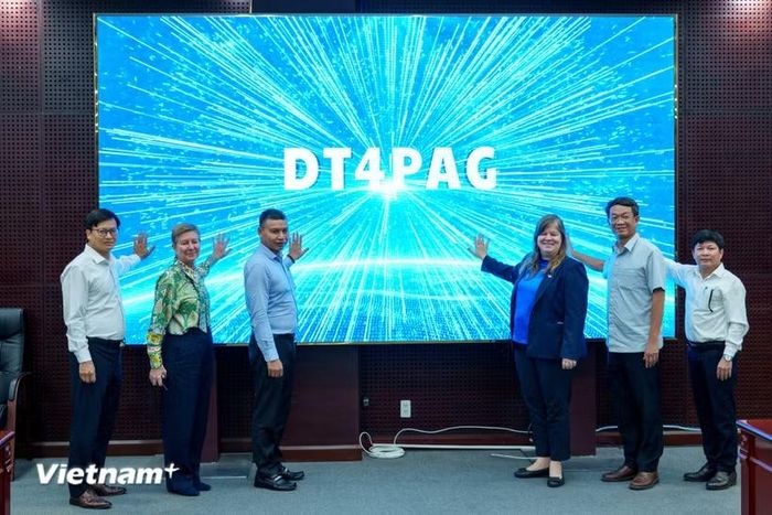 Các đại biểu ấn nút ra mắt 2 ứng dụng quản lý nhà công sản (PBMS) cấp thành phố và ứng dụng quản lý không gian tích hợp (SIMP) cấp phường. (Ảnh: Thanh Phong/Vietnam+)