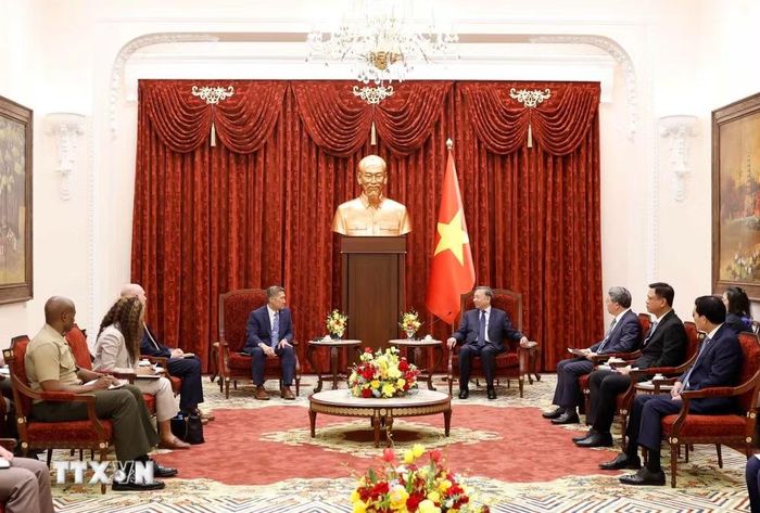 Tổng Bí thư, Chủ tịch nước Tô Lâm tiếp Quyền Bộ trưởng Bộ Hải quân Hoa Kỳ Hùng Cao. (Ảnh: Thống Nhất/TTXVN)