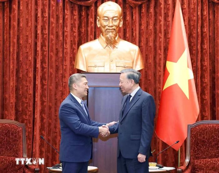 Tổng Bí thư, Chủ tịch nước Tô Lâm tiếp Quyền Bộ trưởng Bộ Hải quân Hoa Kỳ Hùng Cao. (Ảnh: Thống Nhất/TTXVN)