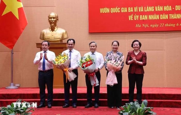 Phó Thủ tướng Chính phủ Phạm Thị Thanh Trà và Bí thư Thành ủy Hà Nội Trần Đức Thắng tặng hoa các đơn vị. (Ảnh: Văn Điệp/TTXVN)