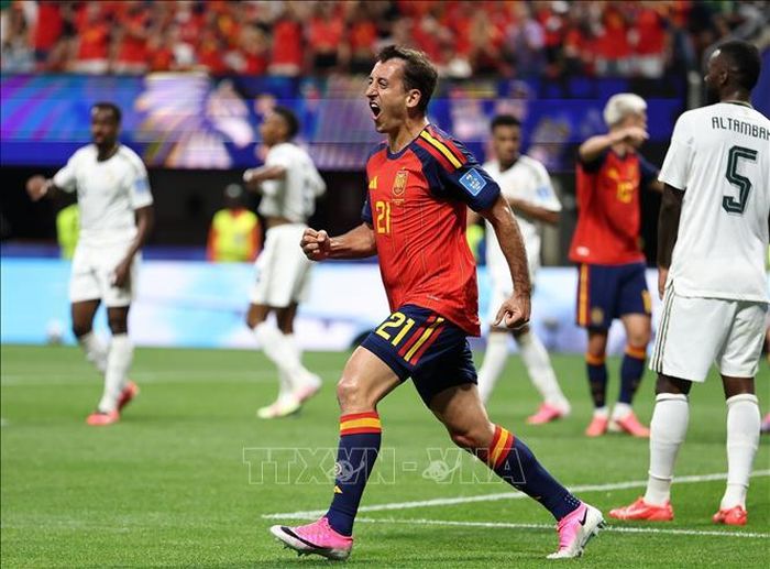 Tiền đạo Tây Ban Nha Mikel Oyarzabal ăn mừng bàn thắng nâng tỷ số cho đội nhà. Ảnh: THX/TTXVN