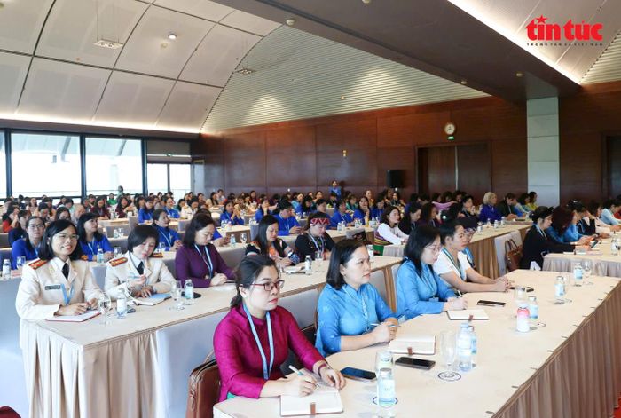 Phụ nữ Công an nhân dân tích cực thực hiện công tác an sinh xã hội gắn với đảm bảo an ninh trật tự, tạo môi trường an toàn, lành mạnh cho phụ nữ và trẻ em.