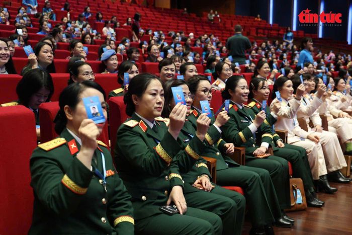 Các đại biểu tham gia biểu quyết tại Đại hội đại biểu phụ nữ toàn quốc lần thứ XIV.