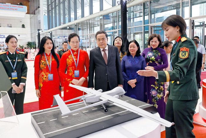 Các đồng chí lãnh đạo Đảng và Nhà nước tham quan và tìm hiểu mô hình máy bay được trưng bày tại đại hội đại biểu phụ nữ toàn quốc lần thứ XIV.
