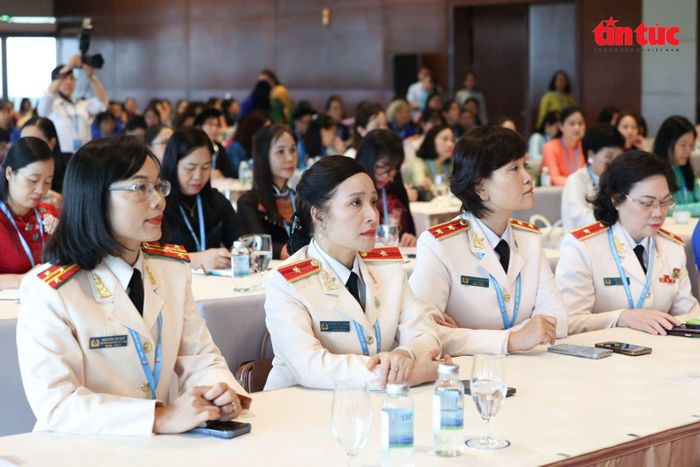 Phụ nữ Công an nhân dân tích cực tham gia bảo đảm an ninh, trật tự và hoạt động an sinh xã hội.