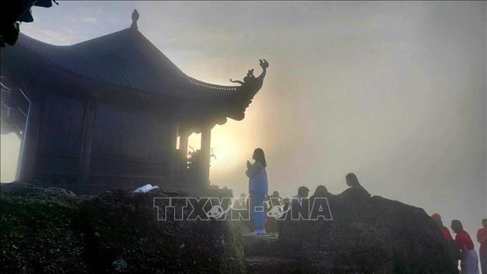 Phật tử "vượt sương, đi xuyên màn đêm" để đón bình minh trên chùa Đồng, nơi đỉnh thiêng Yên Tử. Ảnh: Thanh Vân/TTXVN