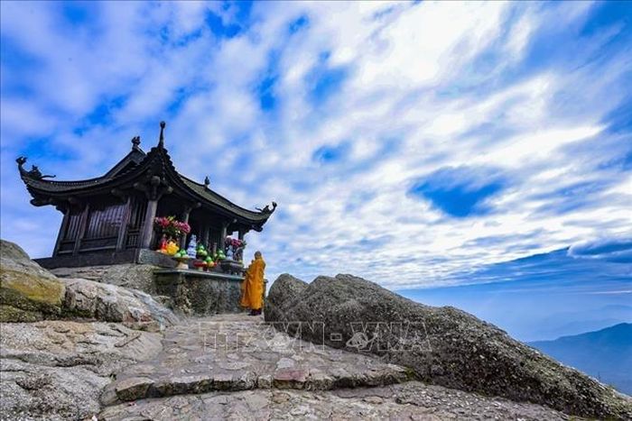 Chùa Đồng nằm trên đỉnh cao nhất của núi Yên Tử, được đúc từ chất liệu đồng. Mặt bằng kiến trúc của chùa dạng chữ Nhất, kết cấu vững chắc, được đặt trên sập đồng, dạng chân quỳ, dạ cá. Chùa quay hướng Tây Nam, diện tích khoảng 20m2, chiều cao từ mặt nền đến mái là 3,35m. Ảnh: Minh Đức/TTXVN
