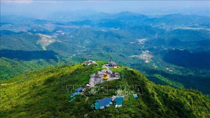 Dãy núi thiêng Yên Tử. Ảnh: Thanh Vân/TTXVN