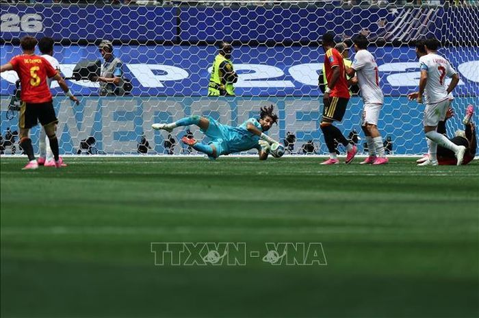 Pha cứu thua của thủ môn Iran Alireza Beiranvand. Ảnh: THX/TTXVN
