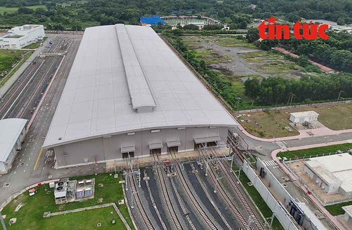 Khu vực bảo dưỡng, sửa chữa tàu tại Depot Long Bình rộng khoảng 4.000 m2. Các cửa chính của xưởng kết nối trực tiếp với đường ray cho tàu chạy vào bên trong.