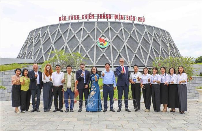 Đại sứ Pháp tại Việt Nam Olivier Brochet cùng các chuyên gia của Bảo tàng Ký ức Chiến tranh Caen (Pháp) cùng cán bộ, nhân viên Bảo tàng Chiến thắng Điện Biên Phủ.