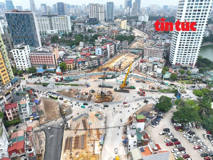 Đầu tháng 6/2026, MRB cũng tiến hành rào chắn nút giao Nguyễn Chí Thanh - La Thành để làm nhà ga S3 tuyến metro Văn Cao - Hòa Lạc.