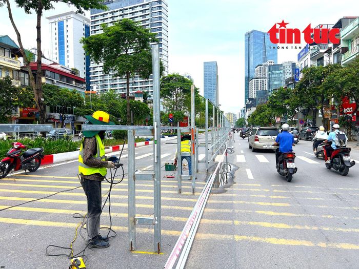 Đơn vị thi công tiến hành rào chắn trên đường Văn Cao để xây dựng nhà ga metro.