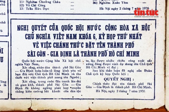 Trang 2 Nhựt báo Tin Sáng ghi lại nghị quyết lịch sử của Quốc hội về việc đặt tên thành phố Sài Gòn - Gia Định là Thành phố Hồ Chí Minh.