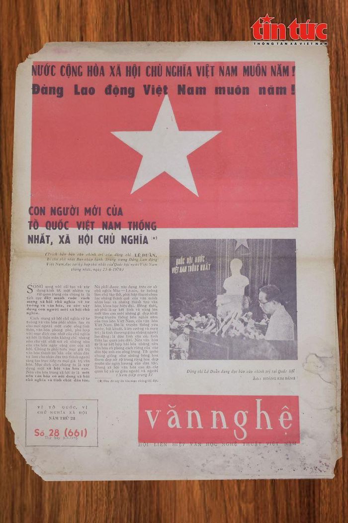 Tờ Văn nghệ của Hội Liên hiệp Văn học Nghệ thuật Việt Nam phát hành ngày 3/7/1976, ghi lại không khí của đất nước trong những ngày đầu sau khi thống nhất.