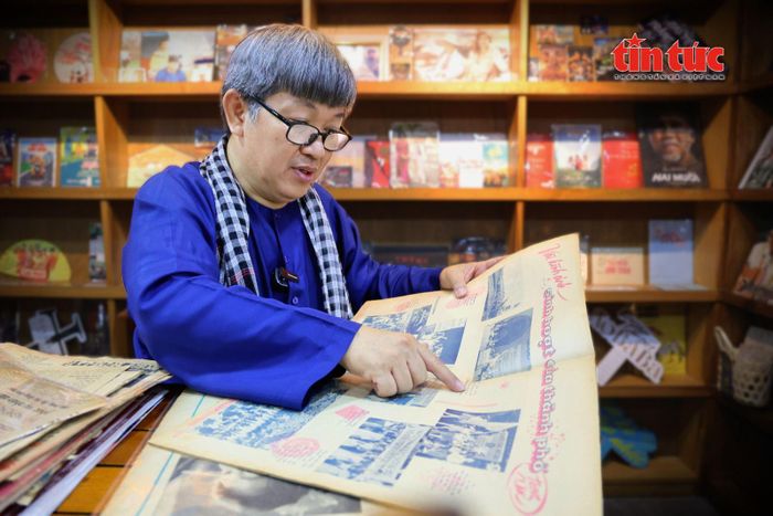 Ông Huỳnh Minh Hiệp đọc lại những tờ báo ghi dấu quá trình thành phố Sài Gòn - Gia Định chính thức mang tên Thành phố Hồ Chí Minh.