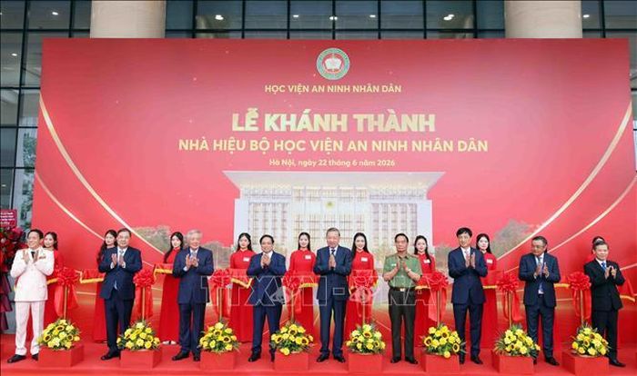 Tổng Bí thư, Chủ tịch nước Tô Lâm cùng các đại biểu thực hiện nghi thức khánh thành Nhà hiệu bộ Học viện An ninh nhân dân. Ảnh: Phạm Kiên/TTXVN