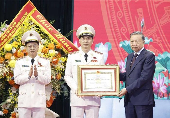Tổng Bí thư, Chủ tịch nước Tô Lâm trao Danh hiệu Anh hùng Lực lượng vũ trang nhân dân tặng Học viện An ninh nhân dân. Ảnh: Thống Nhất/TTXVN