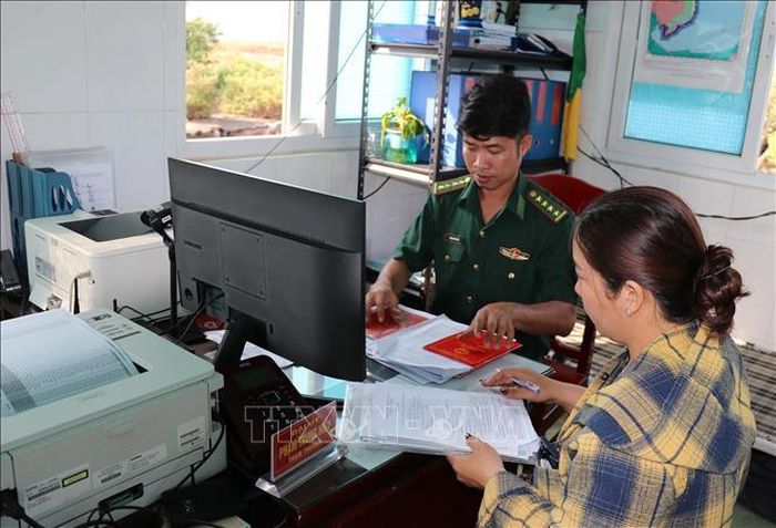 Chủ tàu cá làm thủ tục đăng ký ra khơi tại Trạm Kiểm soát Biên phòng Vàm Láng, Đồn Biên phòng Kiểng Phước thuộc Ban Chỉ huy Bội đội Biên phòng Đồng Tháp. Ảnh: Hữu Chí/TTXVN