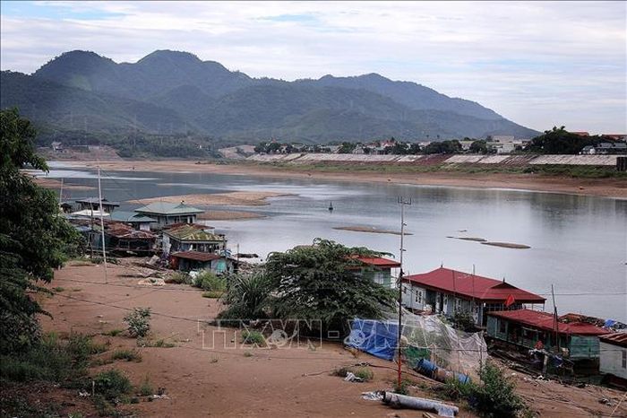 Mực nước hạ du sông Đà xuống thấp ảnh hưởng đến việc nuôi cá lồng của các hộ dân làng chài gần cầu Hòa Bình 3.