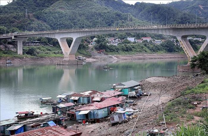 Nhiều nhà bè làng chài gần cầu Hòa Bình 3 gần như nằm trên cạn do nước rút sâu.