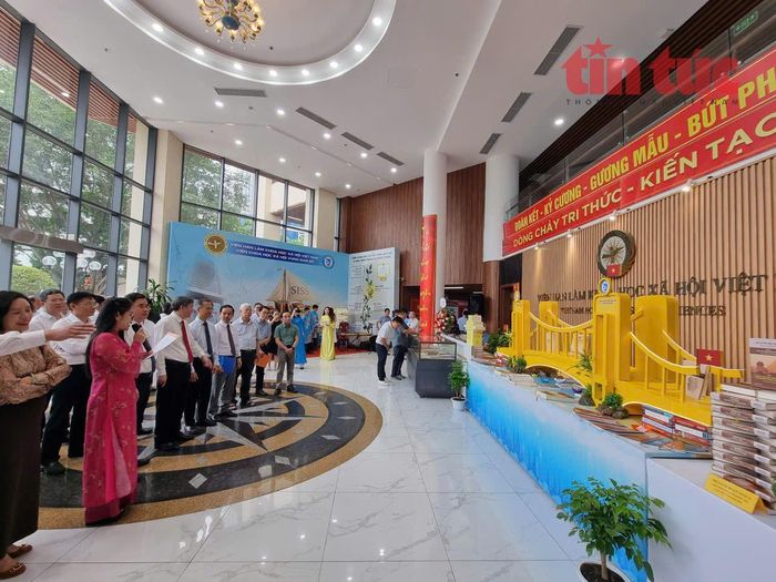 Giới thiệu không gian trưng bày với những ấn phẩm khoa học.