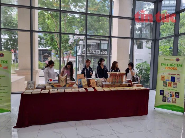 Sinh viên một số trường đại học đến tham quan, tìm đọc sách.