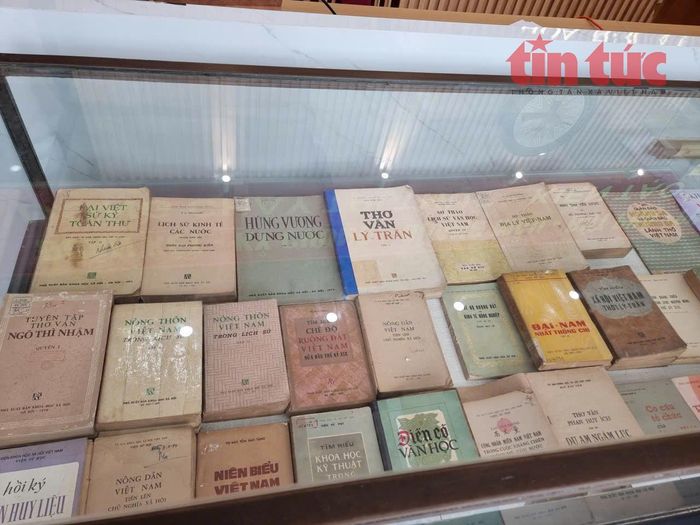 Tủ trưng bày các ấn phẩm quý, có giá trị lịch sử và học thuật, góp phần lưu giữ, bảo tồn và lan tỏa những thành tựu tri thức của các thế hệ nghiên cứu khoa học xã hội và nhân văn.