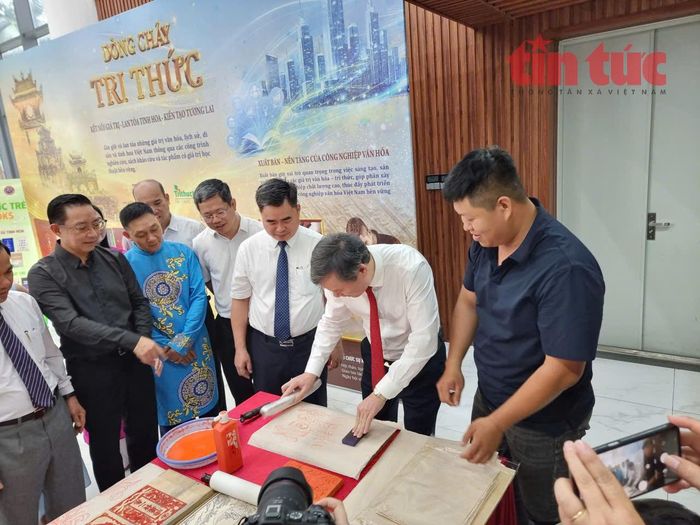 Trải nghiệm in trên bản khắc gỗ.
