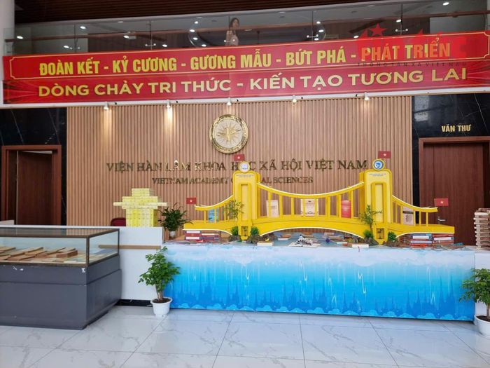 Mô hình nghệ thuật “Nhịp cầu tri thức”, là biểu tượng cho quá trình hình thành, lan tỏa và phát huy giá trị của tri thức khoa học xã hội.