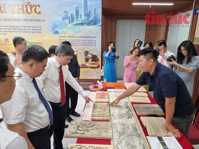 Giới thiệu bản khắc chữ bộ sách cổ được phục dựng.