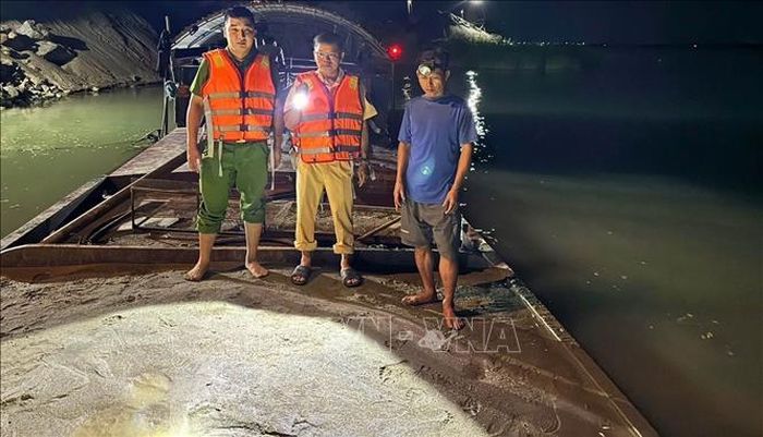 Lực lượng công an phát hiện, bắt giữ thuyền vận chuyển cát không rõ nguồn gốc. Ảnh: TTXVN phát